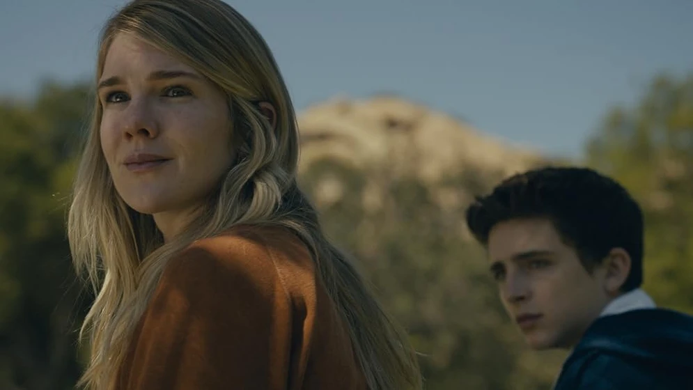 Lily Rabe y Timothée Chalamet en miss-stevens