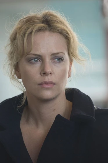 Charlize Theron en lejos-de-la-tierra-quemada