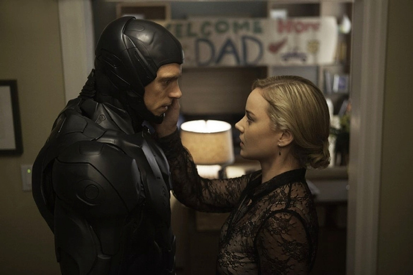 Abbie Cornish y Joel Kinnaman en Robocop