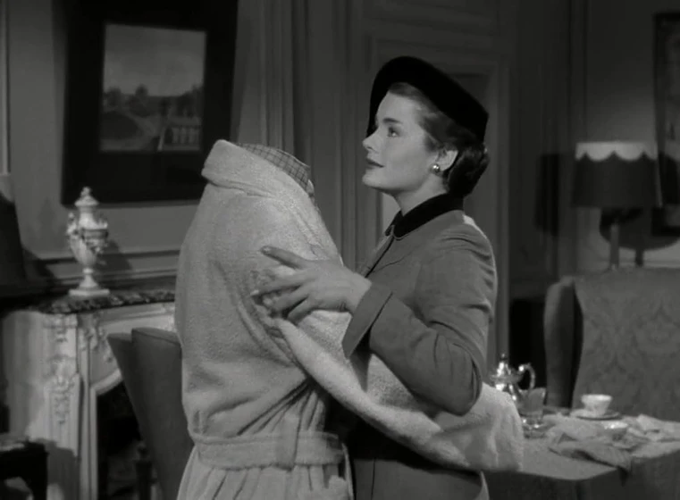 Nancy Guild en abbott-y-costello-contra-el-hombre-invisible