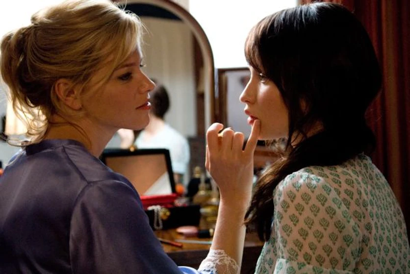 Elizabeth Banks y Emily Browning en presencias-extranas