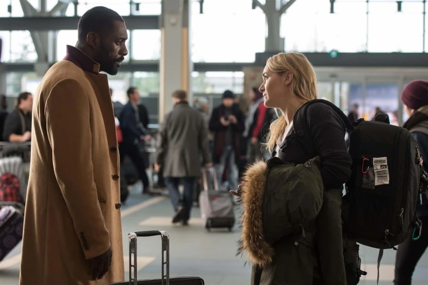 Kate Winslet y Idris Elba en la-montana-entre-nosotros