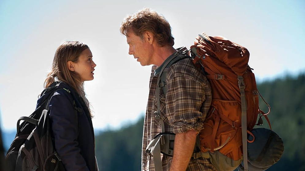 Bruce Greenwood y Ella Purnell en wildlike
