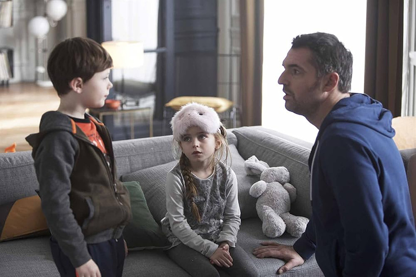Arnaud Ducret, Timéo Bolland y Saskia de Melo Dillais en Familia a la Fuerza