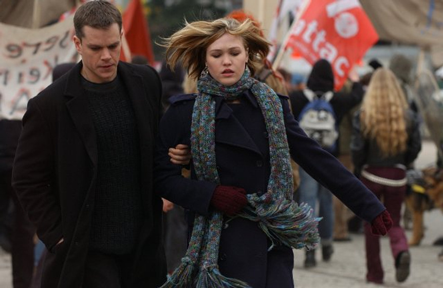 Matt Damon y Julia Stiles en El Mito de Bourne