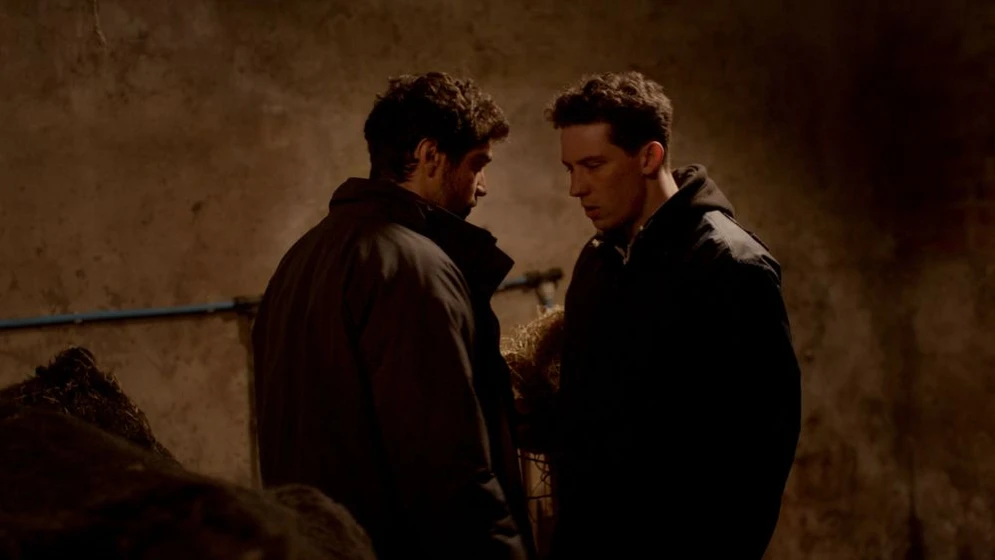 Josh O'Connor y Alec Secareanu en tierra-de-dios