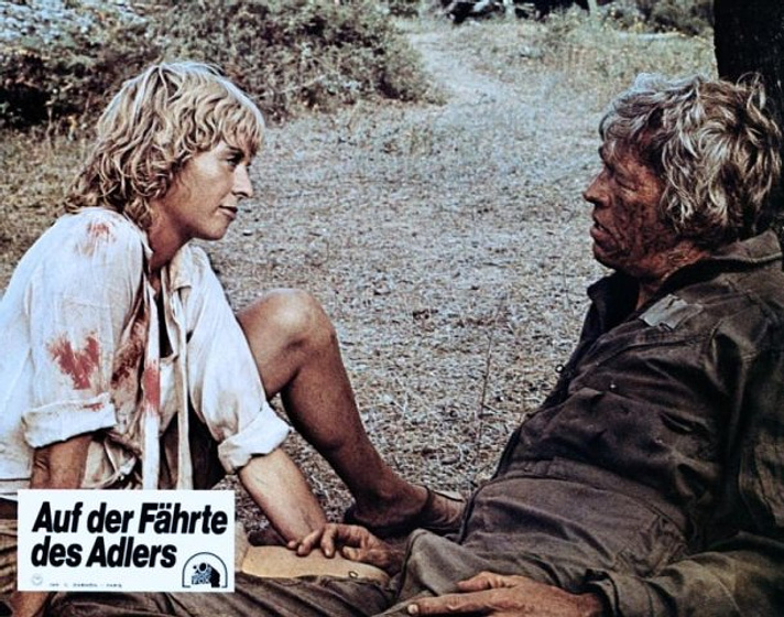 James Coburn y Susannah York en El Asalto de los Hombres Pájaro (Fotograma alemán)