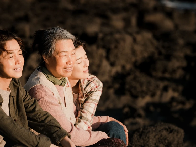 Yeong-hie Seo, Kim Ja-yeong y Lee Sun-bin en sumbisori
