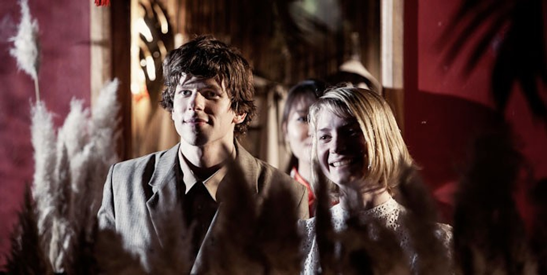 Jesse Eisenberg y Mia Wasikowska en El Doble