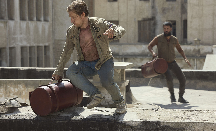 Alfie Allen y Shazad Latif en Atomic