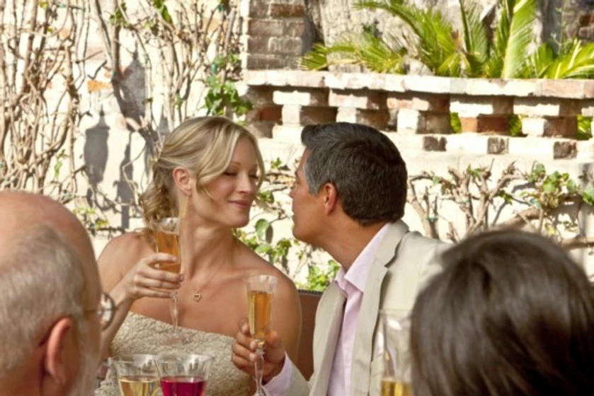 Teri Polo y Esai Morales en rescate-millonario