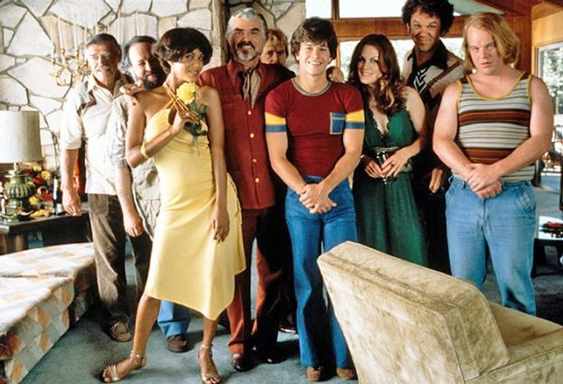 Mark Wahlberg, Burt Reynolds, Julianne Moore, John C. Reilly y Philip Seymour Hoffman en Boogie Nights