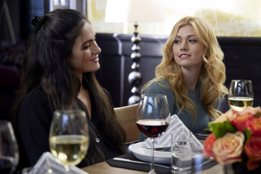Katherine McNamara y Arienne Mandi en love-classified