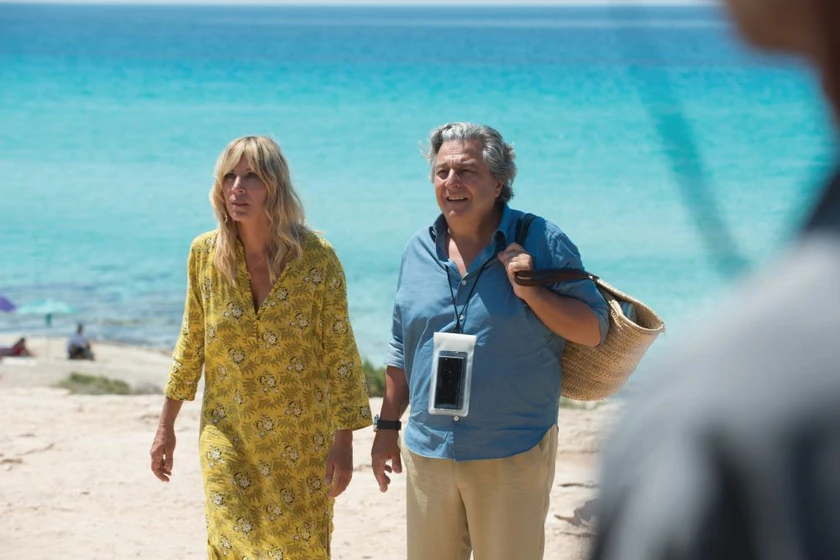 Christian Clavier y Mathilde Seigner en un-verano-en-ibiza