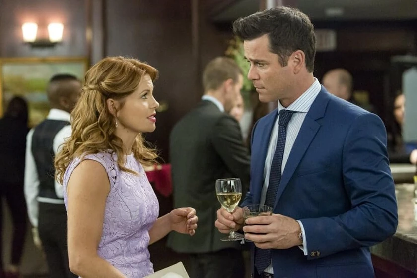 Candace Cameron Bure y Yannick Bisson en un-misterio-para-aurora-teagarden-tres-habitaciones-y-un-cadaver