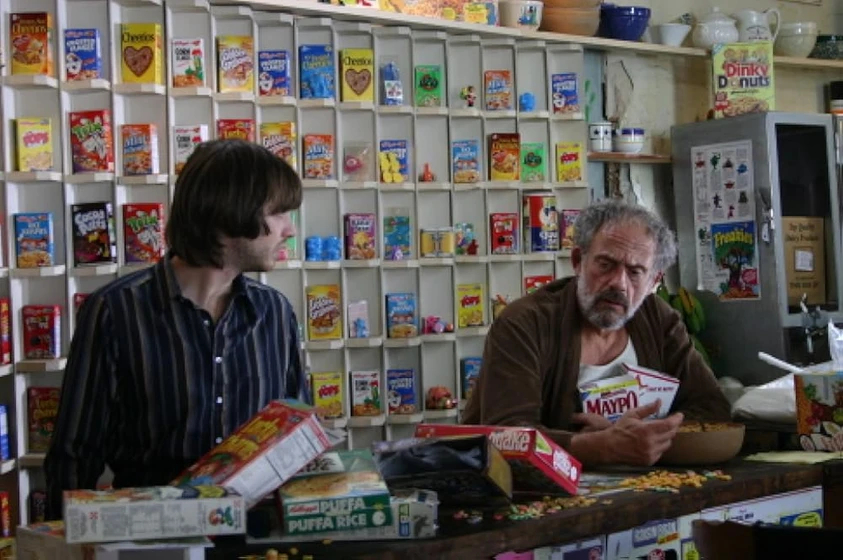 Christopher Lloyd [I] y Aaron Stanford en flakes