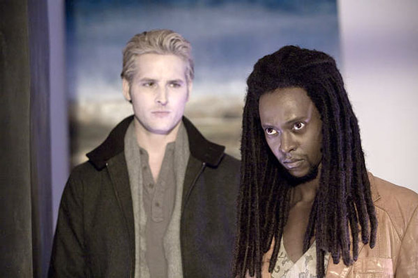 Peter Facinelli y Edi Gathegi en Crepúsculo