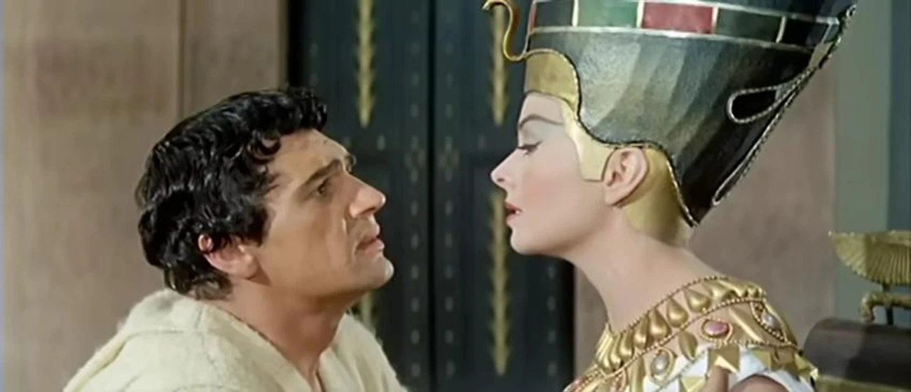 Jeanne Crain y Edmund Purdom en nefertiti-reina-del-nilo