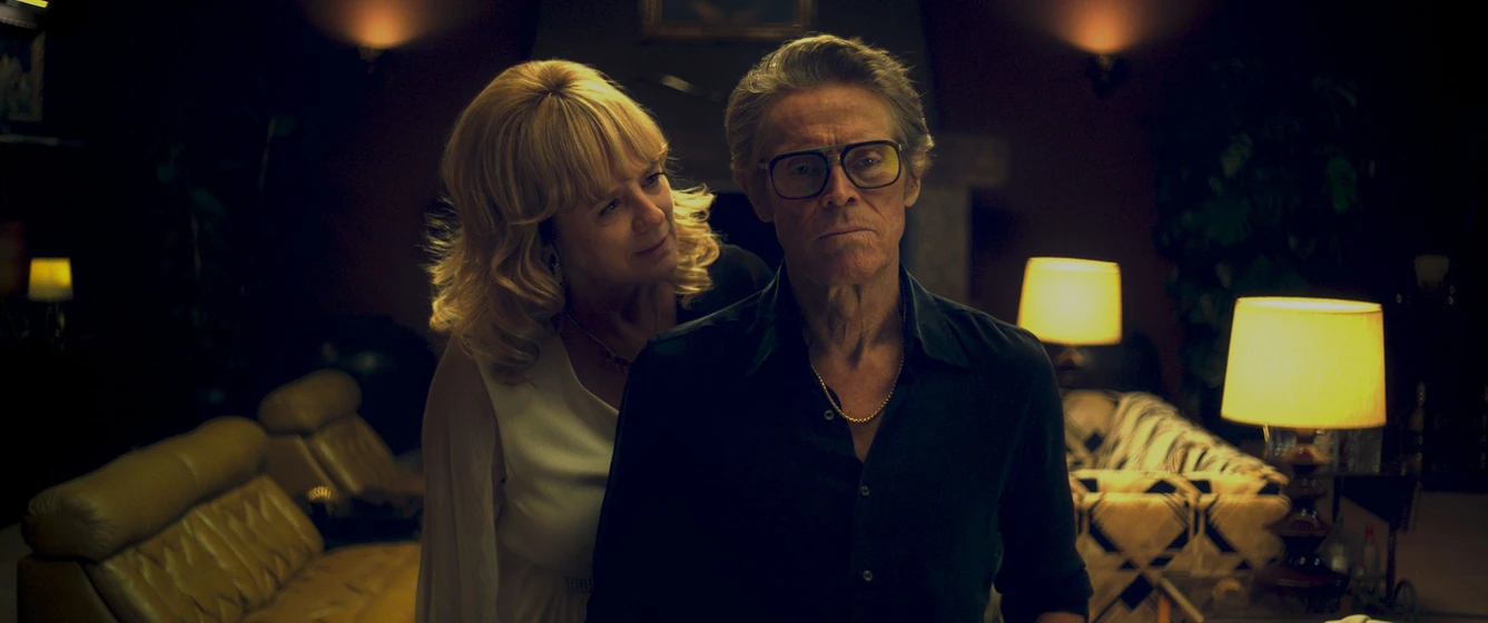 Willem Dafoe y Emma Suárez en el-anfitrion