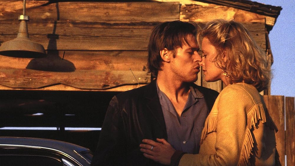 Willem Dafoe y Kate Vernon en taberna-salvaje-parador-66