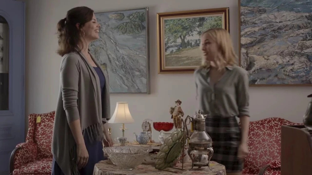Haley Webb y Cathy Baron en la-bahia-del-miedo