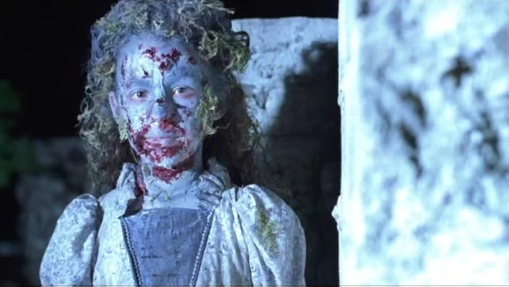 Hannah Marks en cementerio-infernal
