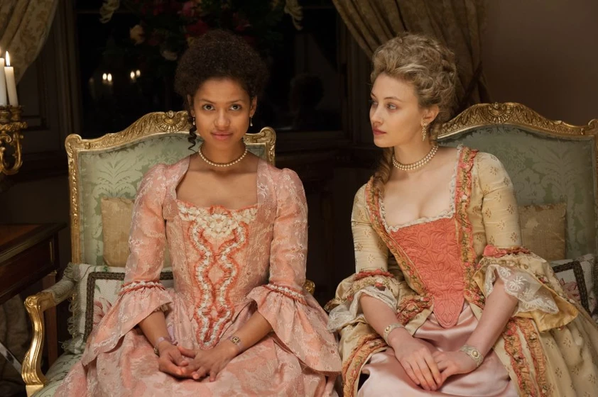 Gugu Mbatha-Raw y Sarah Gadon en belle-2013