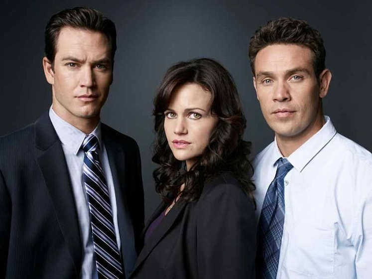 Carla Gugino, Kevin Alejandro y Mark-Paul Gosselaar en Escondida