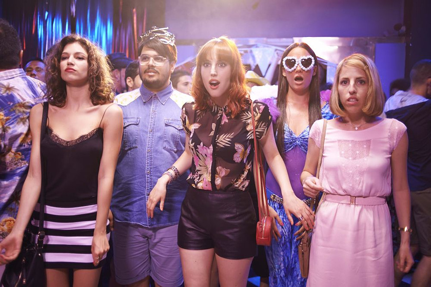 Úrsula Corberó, Natalia de Molina, Celia de Molina y Brays Efe en Cómo sobrevivir a una Despedida