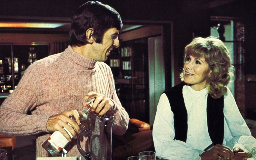 Leonard Nimoy y Susan Hampshire en el-amuleto-del-diablo