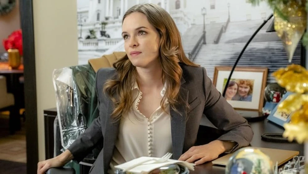 Danielle Panabaker en la-alegria-de-la-navidad