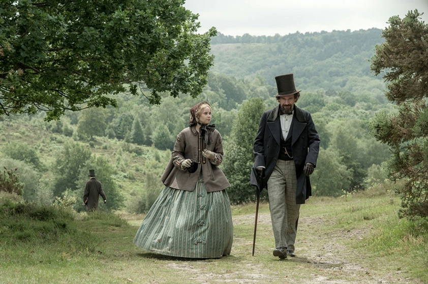 Ralph Fiennes y Felicity Jones en The Invisible Woman