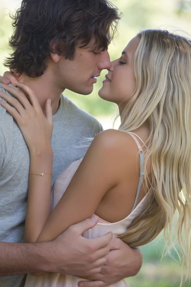 Alex Pettyfer y Gabriella Wilde en mas-alla-del-amor
