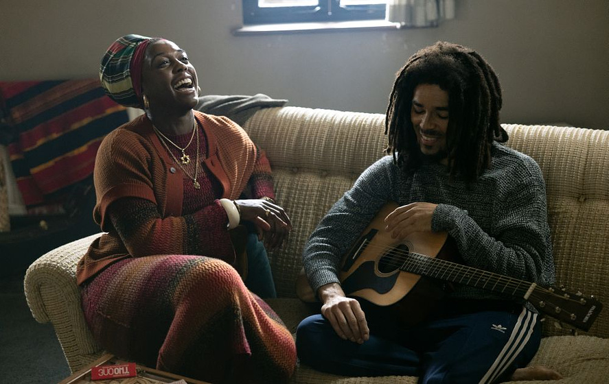 Kingsley Ben-Adir y Lashana Lynch en Bob Marley: One Love