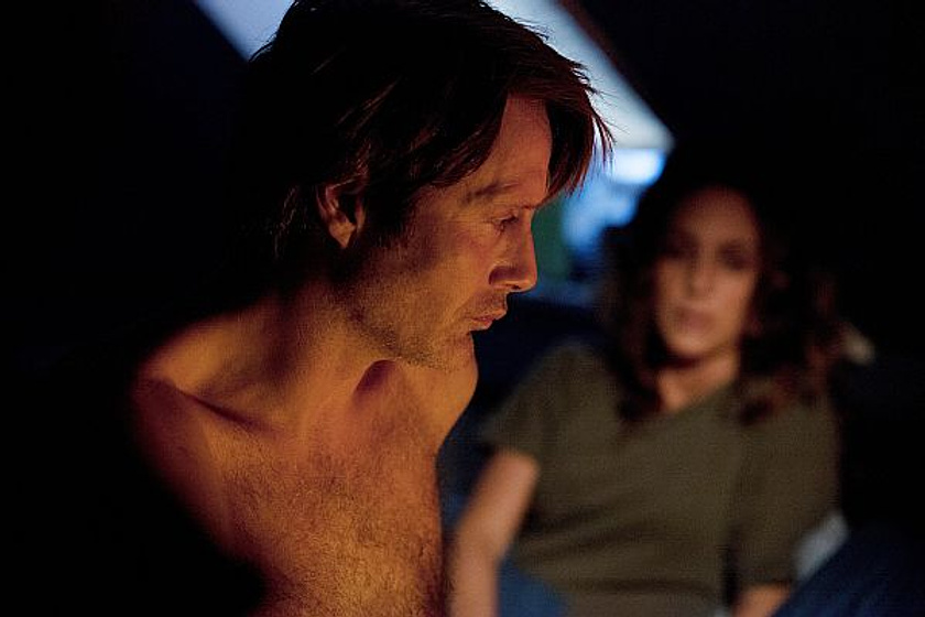 Mads Mikkelsen y Alexandra Rapaport en La Caza