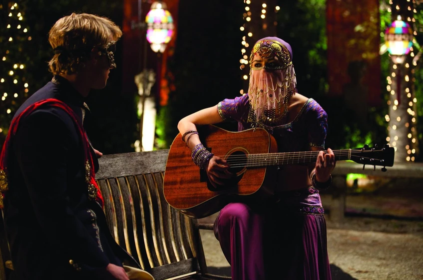 Lucy Hale y Freddie Stroma en una-cenicienta-moderna-3-erase-una-vez-una-cancion