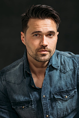 picture of actor Brett Dalton