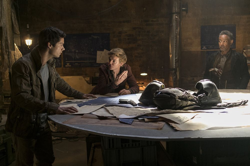 Patricia Clarkson, Giancarlo Esposito, Thomas Brodie-Sangster y Dylan O'Brien en El Corredor del laberinto. La Cura mortal