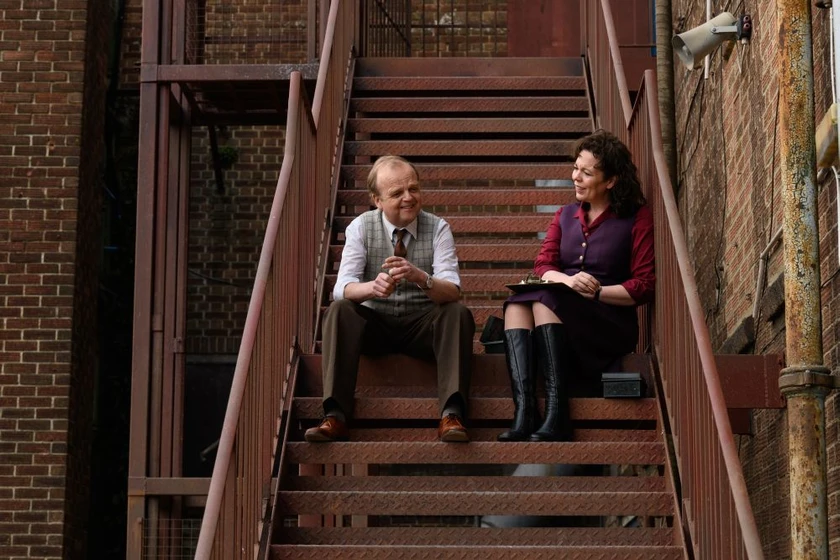 Toby Jones y Olivia Colman en el-imperio-de-la-luz