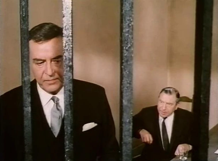Ray Milland y Ewan Roberts en testigo-hostil