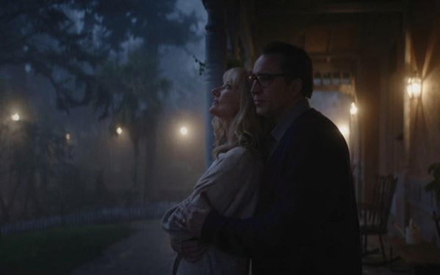 Nicolas Cage y Joely Richardson en Color Out of Space