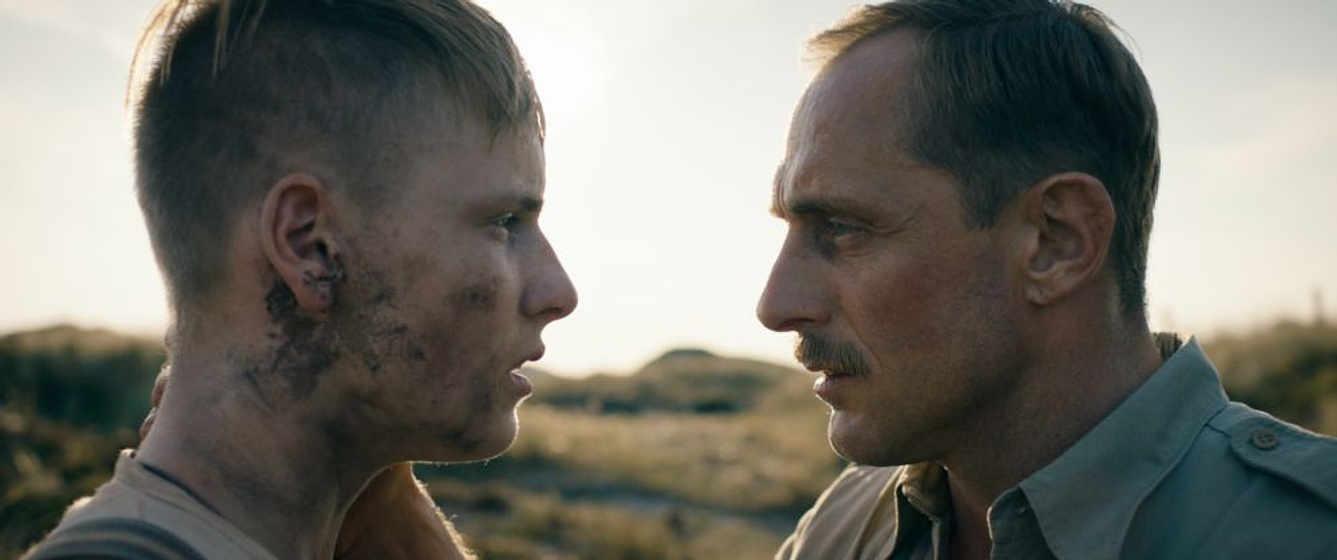 Roland Møller y Louis Hofmann en Land of mine. Bajo la Tierra
