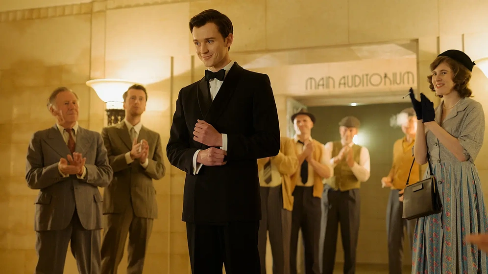 Harry Lawtey en Mr. Burton