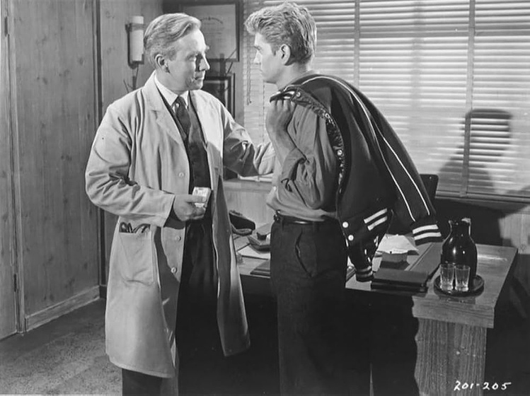 Whit Bissell y Michael Landon en Yo Fui un Hombre Lobo Adolescente