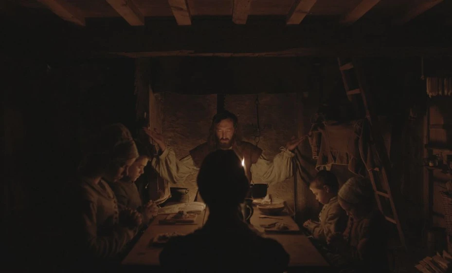 Ralph Ineson, Anya Taylor-Joy y Harvey Scrimshaw en la-bruja