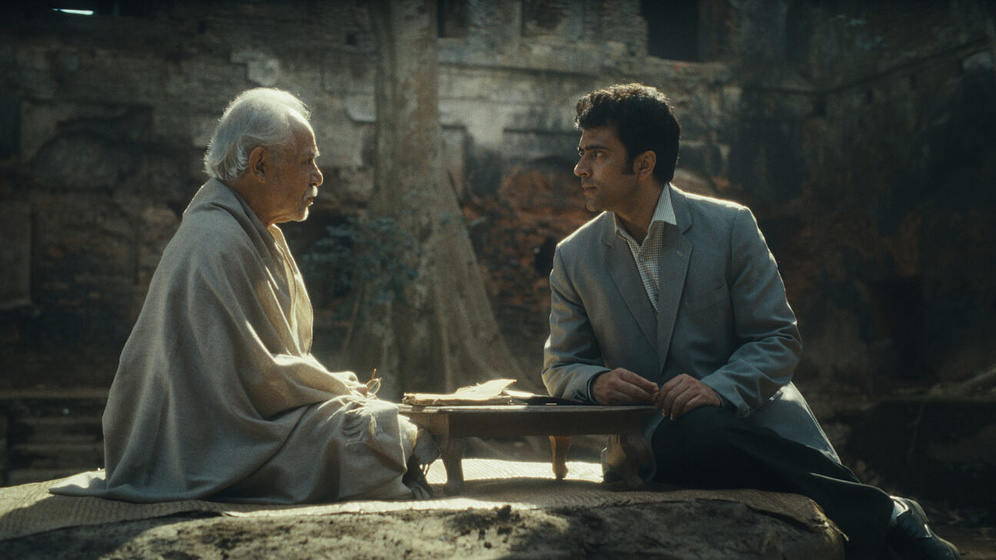 Dhritiman Chatterjee y Abir Chatterjee en The Puppet’s Tale