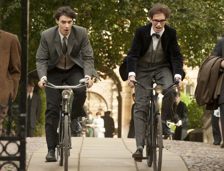 Eddie Redmayne y Harry Lloyd en La Teoría del Todo