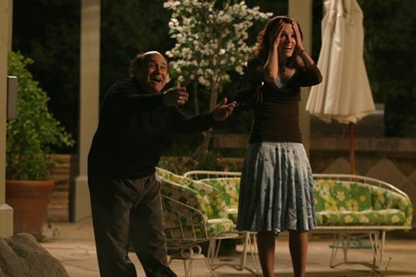 Danny DeVito y Parker Posey en Mi Punto G