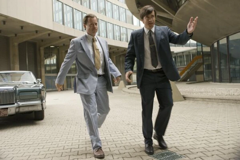 Dermot Mulroney y Greg Kinnear en destellos-de-genio