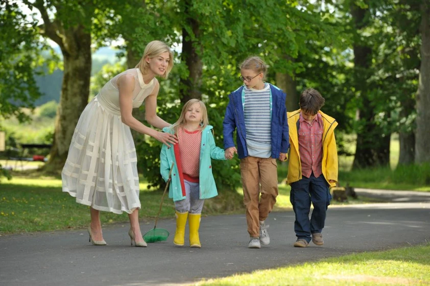 Rosamund Pike y Bobby Smalldridge en nuestro-ultimo-verano-en-escocia